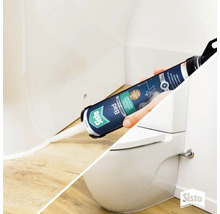 Application de silicone sanitaire blanc Sista Bain pour l'étanchéité du joint entre un WC suspendu et le sol.