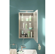 Armoire de toilette ouverte avec éclairage LED, étagères en verre et prise intégrée, installée au-dessus d'un lavabo.