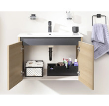 Moderner Waschbeckenunterschrank mit zwei offenen Türen in Holzoptik, innen mit schwarzen Organizern für Toilettenpapier und Pflegeprodukte.