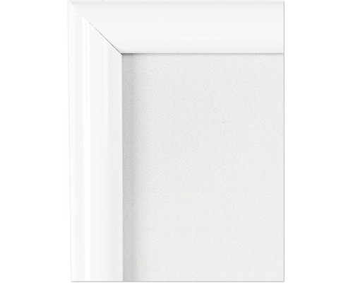 Detailaufnahme der Ecke eines weißen Bilderrahmens mit strukturierter Oberfläche.