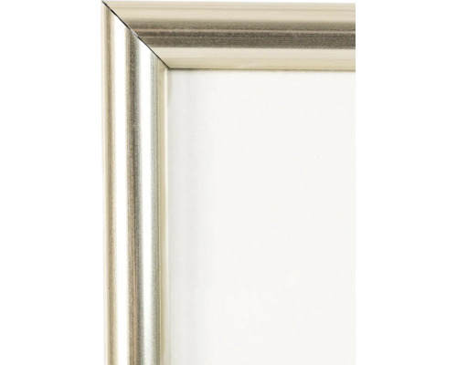 Eckdetail eines Bilderrahmens in Silber mit gebürsteter Struktur.
