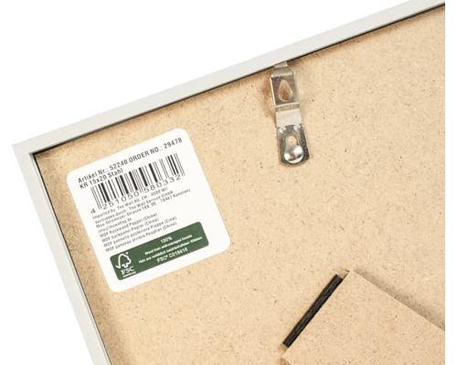Rückseite eines Bilderrahmens aus Holzfaserplatte in der Größe 15 mal 20 Zentimeter mit Metallaufhänger und FSC-Zertifizierung.