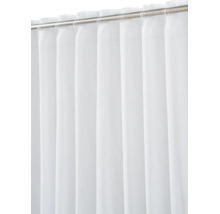 Rideau de douche blanc en matériau imperméable fixé à une tringle métallique avec des anneaux transparents.