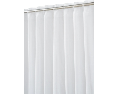 Rideau de douche blanc en matériau imperméable fixé à une tringle métallique avec des anneaux transparents.