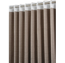 Rideau brun en tissu structuré avec ruban universel blanc sur une tringle à rideau.