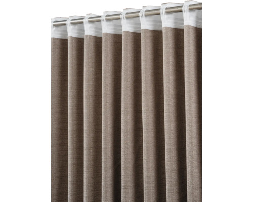 Rideau brun en tissu structuré avec ruban universel blanc sur une tringle à rideau.