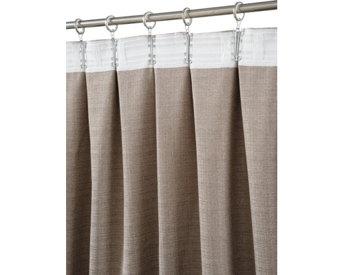 Rideau brun en tissu structuré avec galon fronceur universel, fixé à une tringle à rideaux avec anneaux.