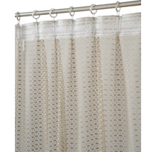 Rideau transparent avec motif quadrillé tissé, fixé à une tringle à rideau par des anneaux et des clips métalliques.