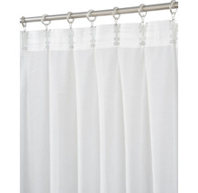 Rideau blanc transparent fixé à une tringle à rideau avec des anneaux et des pinces.