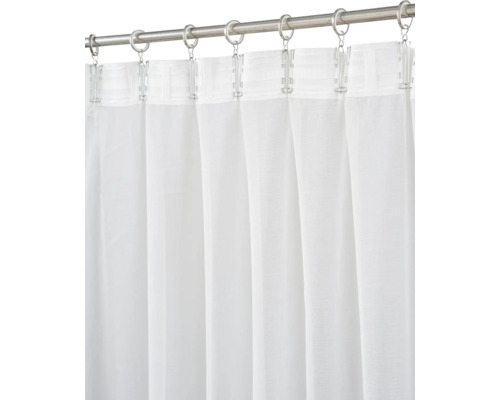 Rideau blanc transparent fixé à une tringle à rideau avec des anneaux et des pinces.