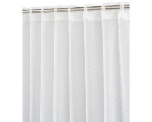 Rideau blanc transparent aspect lin, suspendu à une tringle à rideau avec passants cachés.
