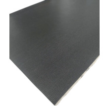 Panneau de contreplaqué avec structure de surface antidérapante.