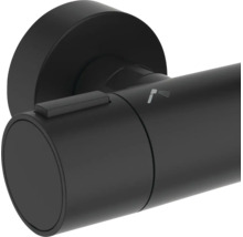 Nahaufnahme eines schwarzen Duschthermostat-Griffs mit Sicherheitstaste und Brausesymbol.