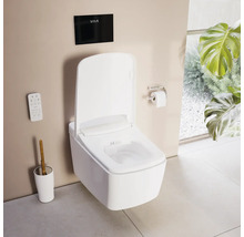 Toilette douche suspendue blanche avec télécommande et plaque de commande noire avec VitrA Logo dans une salle de bains lumineuse et organisée.