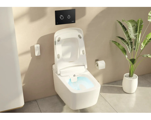 WC lavant suspendu moderne avec abattant ouvert, télécommande, plaque de déclenchement noire et porte-rouleau dans une salle de bains lumineuse.