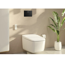 WC douche suspendu moderne avec télécommande, plaque de déclenchement noire avec VitrA Logo et plante d'intérieur dans une salle de bain lumineuse.