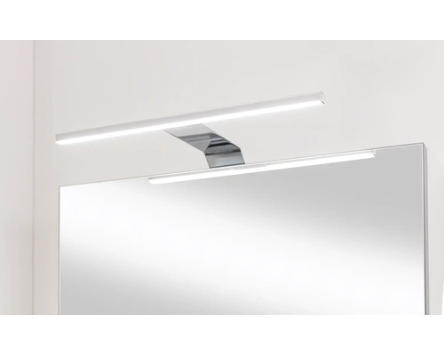 Applique LED moderne pour miroir de salle de bain en chrome, montée directement sur un miroir de salle de bain.