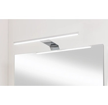 Applique LED moderne pour miroir de salle de bain en chrome, montée directement sur un miroir de salle de bain.