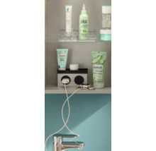 Armoire de toilette organisée avec des produits cosmétiques, un bloc de prises avec un câble de chargement pour une montre connectée et un robinet.