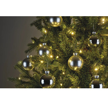 Sapin de Noël décoré de boules mates et brillantes et d'une guirlande lumineuse LED blanc chaud.
