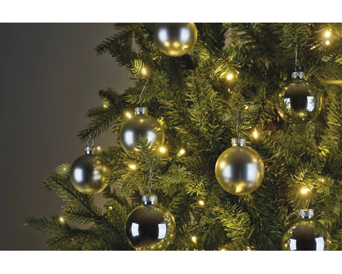 Sapin de Noël décoré de boules mates et brillantes et d'une guirlande lumineuse LED blanc chaud.