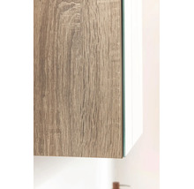 Gros plan sur la surface structurée aspect bois d'un meuble de salle de bains avec miroir latéral.