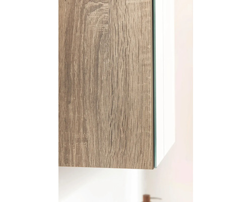 Gros plan sur la surface structurée aspect bois d'un meuble de salle de bains avec miroir latéral.