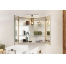 Armoire de toilette ouverte avec éclairage LED, deux étagères en verre et portes avec miroirs double face.
