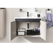 Meuble sous-vasque suspendu moderne avec portes ouvertes, lavabo en céramique et robinetterie en métal. Intérieur organisé avec des paniers.