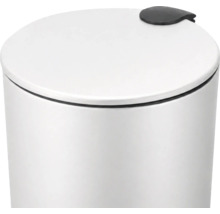 Gros plan d'une poubelle cylindrique blanche avec couvercle fermé et charnière noire.
