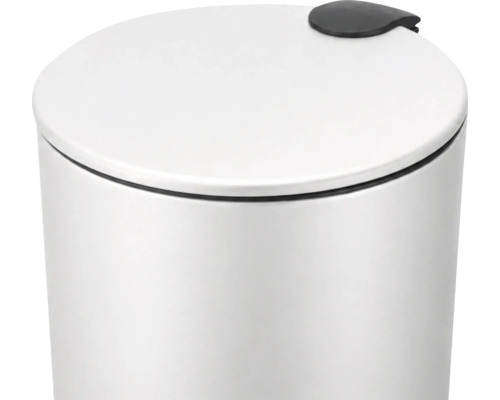 Gros plan d'une poubelle cylindrique blanche avec couvercle fermé et charnière noire.
