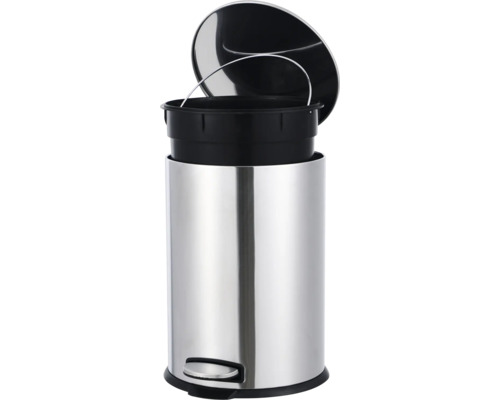 Poubelle à pédale en acier inoxydable avec couvercle ouvert et seau intérieur amovible en plastique noir.