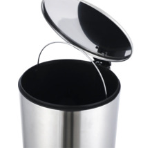 Poubelle à pédale ouverte en acier inoxydable avec seau intérieur noir amovible et poignée en métal.