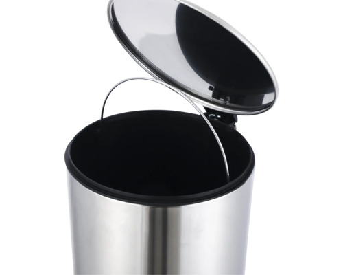 Poubelle à pédale ouverte en acier inoxydable avec seau intérieur noir amovible et poignée en métal.
