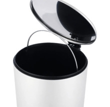 Poubelle à pédale avec couvercle métallique ouvert et seau intérieur noir amovible avec anse.