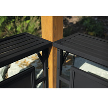 Vue détaillée d une clôture en métal noir avec des lattes horizontales, montée sur un poteau en bois carré dans un jardin.