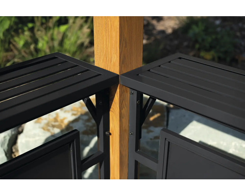 Vue détaillée d une clôture en métal noir avec des lattes horizontales, montée sur un poteau en bois carré dans un jardin.