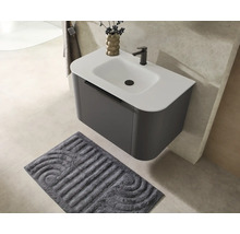 Meuble sous-vasque suspendu moderne avec lavabo blanc, robinetterie noire et tapis de bain gris texturé.