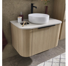 Meuble sous-vasque suspendu aspect bois clair avec structure rainurée, vasque à poser blanche et robinetterie noire.