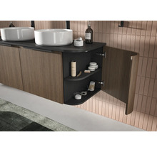 Meuble de salle de bains double vasque moderne avec façades en lattes de bois, plan de travail sombre et étagère latérale courbe ouverte.