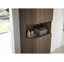 Armoire haute de salle de bains aspect bois avec façade cannelée et niche ouverte avec serviettes.
