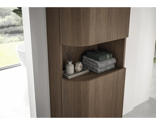 Armoire haute de salle de bains aspect bois avec façade cannelée et niche ouverte avec serviettes.