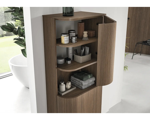 Colonne de salle de bain aspect bois avec lamelles verticales et façade arrondie, ouverte avec trois étagères pour articles de bain.