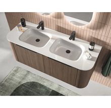 Meuble double vasque moderne avec sous-meuble suspendu aspect bois, plan de toilette blanc et robinetterie noire devant un mur carrelé à la verticale.