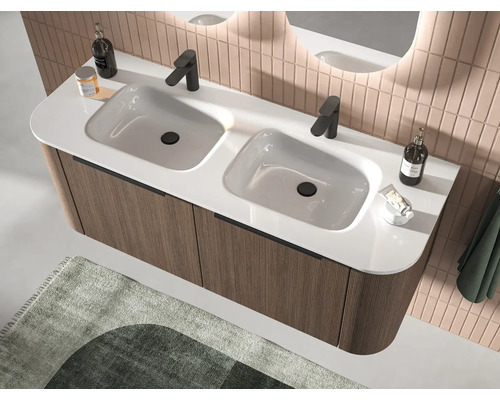 Meuble double vasque moderne avec sous-meuble suspendu aspect bois, plan de toilette blanc et robinetterie noire devant un mur carrelé à la verticale.