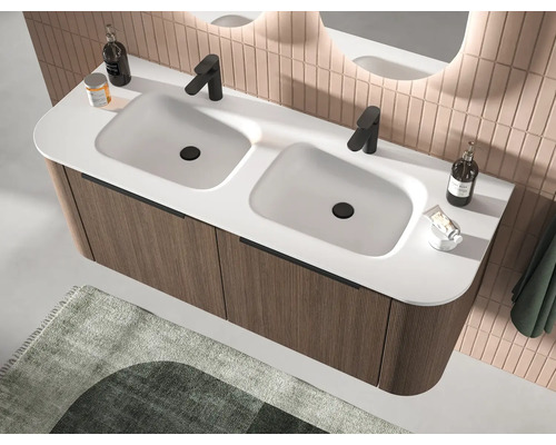Meuble double vasque avec plan de toilette blanc, deux vasques et sous-meuble en bois foncé à lattes verticales et robinetterie noire.