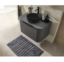 Meuble sous-vasque suspendu moderne gris foncé avec une vasque à poser noire et un robinet haut sur un carrelage beige.