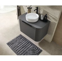 Meuble sous-vasque suspendu moderne en gris foncé avec vasque à poser blanche, robinet noir et tapis de bain gris foncé.