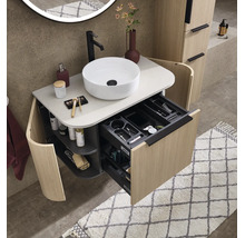 Meuble sous-vasque moderne aspect bois avec vasque à poser blanche, robinet noir et tiroir ouvert avec organiseur.