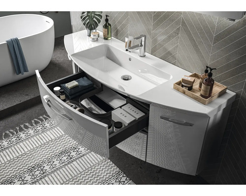 Modernes Badezimmer mit weißem Waschtischunterschrank, offenem Schubfach, integriertem Waschbecken und freistehender Badewanne.
